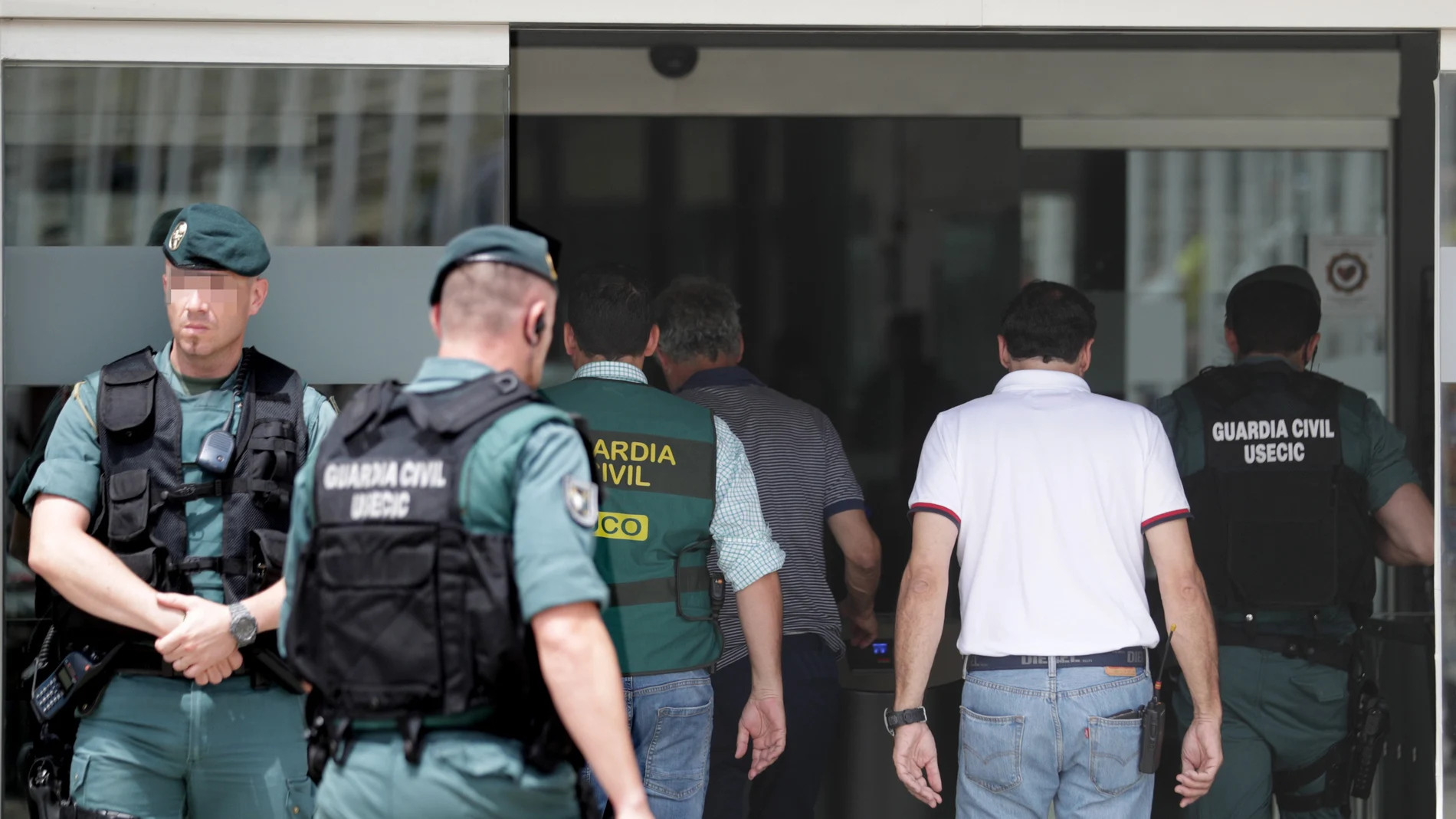 Ángel María Villar accede a la sede de la RFEF acompañado de agentes de la Guardia Civil