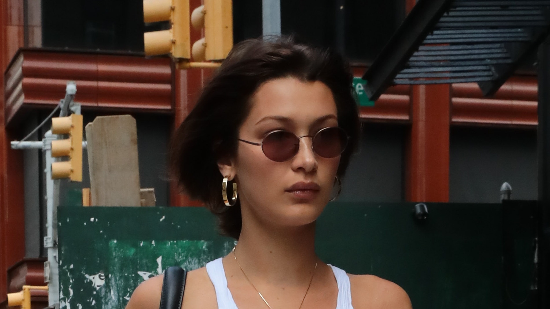 El corte de pelo y la camiseta XS de Bella Hadid