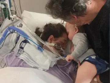 Último beso de un bebé a su madre Último beso de un bebé a su madre