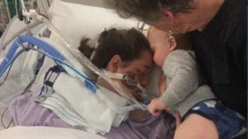 Último beso de un bebé a su madre