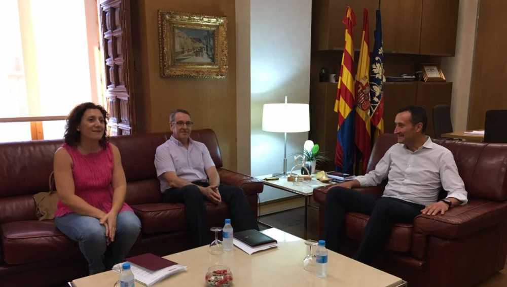 Visita de Arturo León, secretario general de CCOO en la Comunitat Valenciana visita al alcalde de Elche, Carlos González