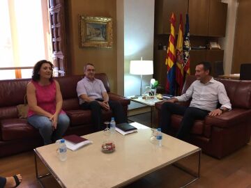 Visita de Arturo León, secretario general de CCOO en la Comunitat Valenciana visita al alcalde de Elche, Carlos González