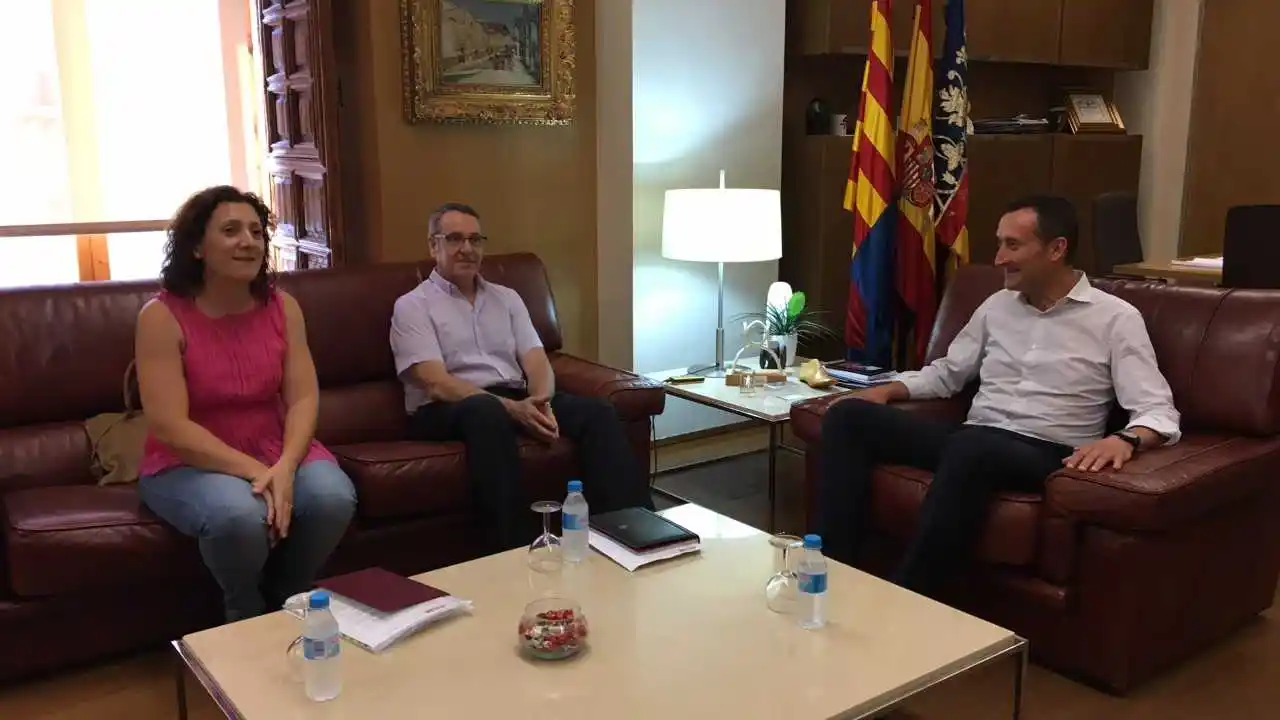 Visita de Arturo Le&oacute;n, secretario general de CCOO en la Comunitat Valenciana visita al alcalde de Elche, Carlos Gonz&aacute;lez