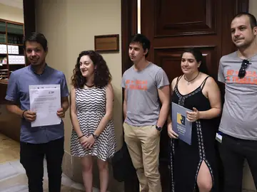 El diputado de Podemos Segundo González y junto a otros compañeros de partido en el Congreso El diputado de Podemos Segundo González y junto a otros compañeros de partido en el Congreso