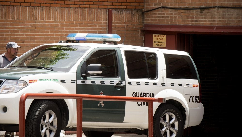Un vehículo de la Guardia Civil traslada a Villar de su domicilio a la RFEF
