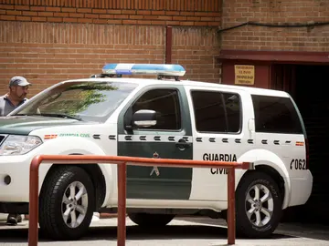 Un vehículo de la Guardia Civil traslada a Villar de su domicilio a la RFEF Un vehículo de la Guardia Civil traslada a Villar de su domicilio a la RFEF