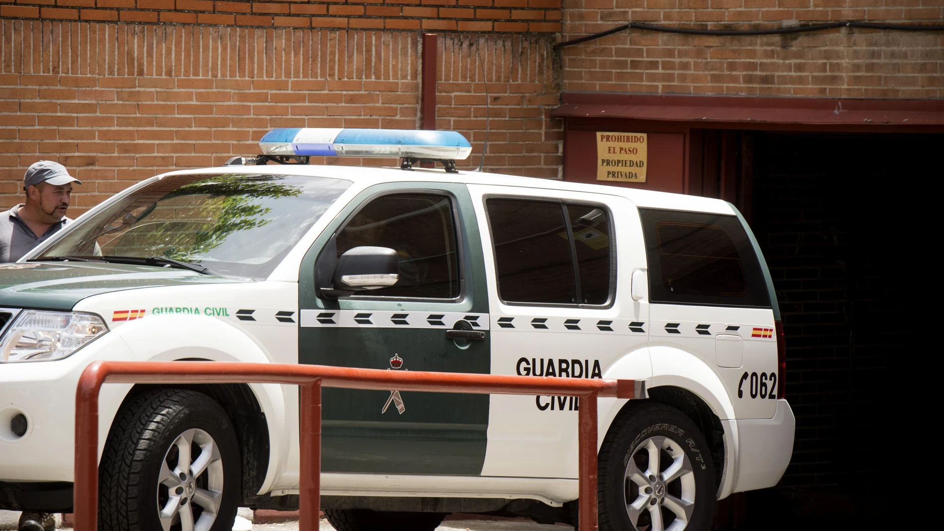 Un vehículo de la Guardia Civil traslada a Villar de su domicilio a la RFEF Un vehículo de la Guardia Civil traslada a Villar de su domicilio a la RFEF