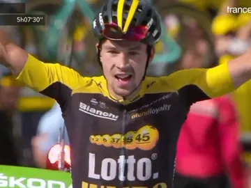 Roglic celebra su victoria en el Tour de Francia Roglic celebra su victoria en el Tour de Francia