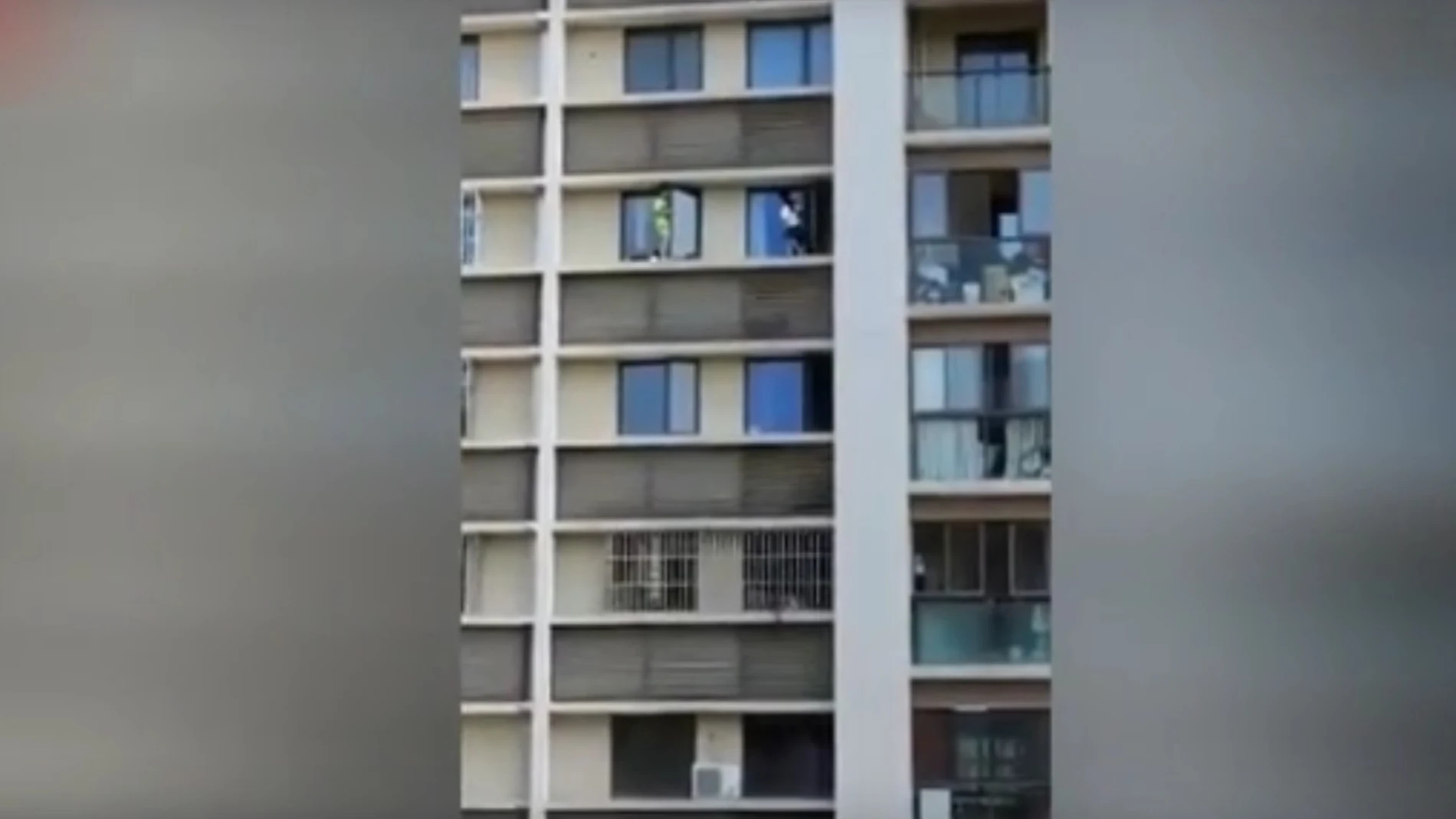 Los dos niños jugando Los dos niños jugando