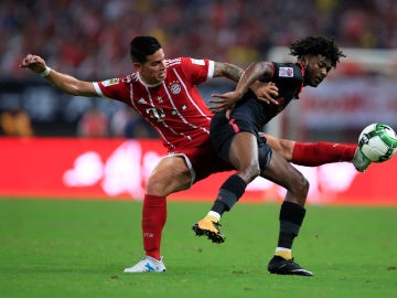 James Rodríguez pelea un balón ante Maitland-Niles 