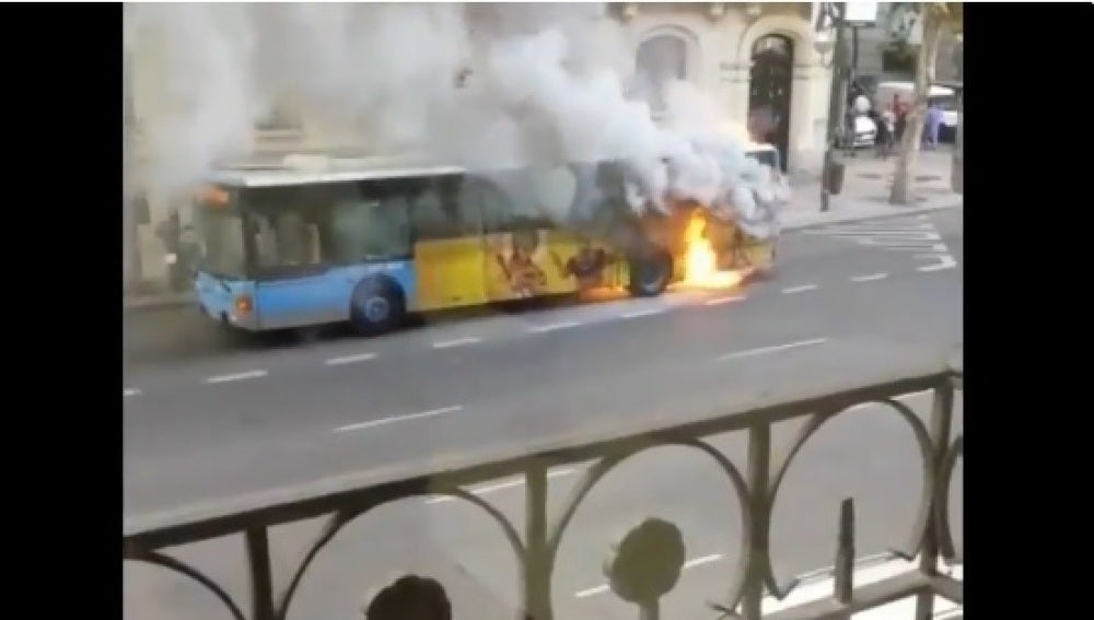 El autobús de la EMT en llamas en las calles de Madrid