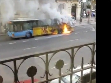 El autobús de la EMT en llamas en las calles de Madrid