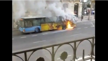 El autobús de la EMT en llamas en las calles de Madrid