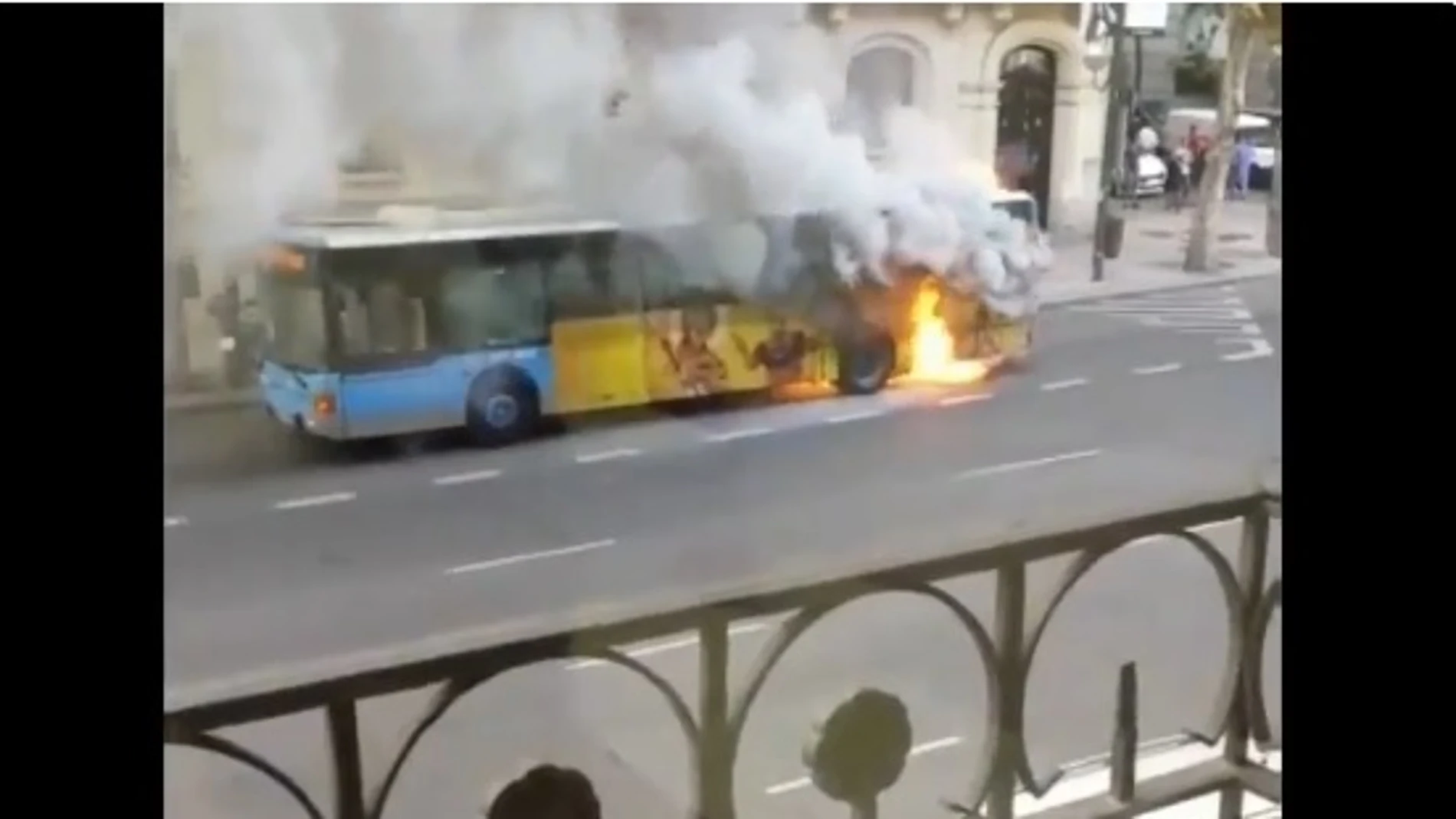 El autobús de la EMT en llamas en las calles de Madrid El autobús de la EMT en llamas en las calles de Madrid