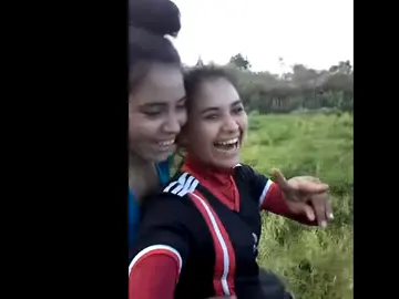 Las dos hermanas sobre el tractor Las dos hermanas sobre el tractor