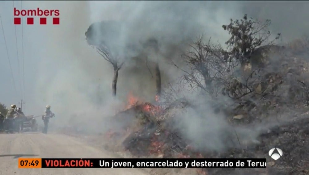 Los bomberos remojan los fuegos de Teià y Martorell, que están estabilizados