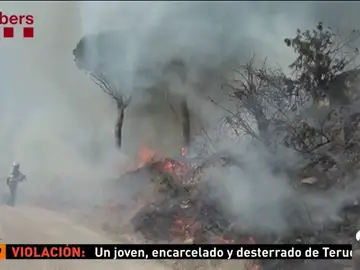 Los bomberos remojan los fuegos de Teià y Martorell, que están estabilizados Los bomberos remojan los fuegos de Teià y Martorell, que están estabilizados