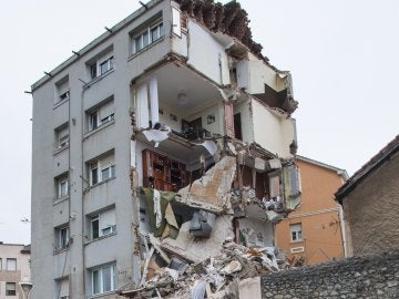 Parte del edificio desalojado esta mañana en la calle de El Sol, de Santander