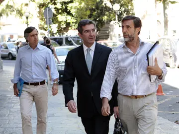 Zoilo Ruiz-Mateos, su abogado y su hermano Pablo Ruiz-Mateos a su llegada a la Audiencia de Palma el pasado lunes con motivo de la vista de medidas cautelares Zoilo Ruiz-Mateos, su abogado y su hermano Pablo Ruiz-Mateos a su llegada a la Audiencia de Palma el pasado lunes con motivo de la vista de medidas cautelares