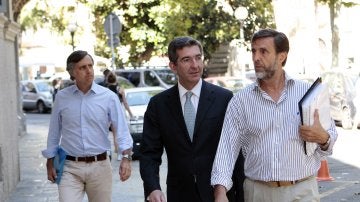 Zoilo Ruiz-Mateos, su abogado y su hermano Pablo Ruiz-Mateos a su llegada a la Audiencia de Palma el pasado lunes con motivo de la vista de medidas cautelares