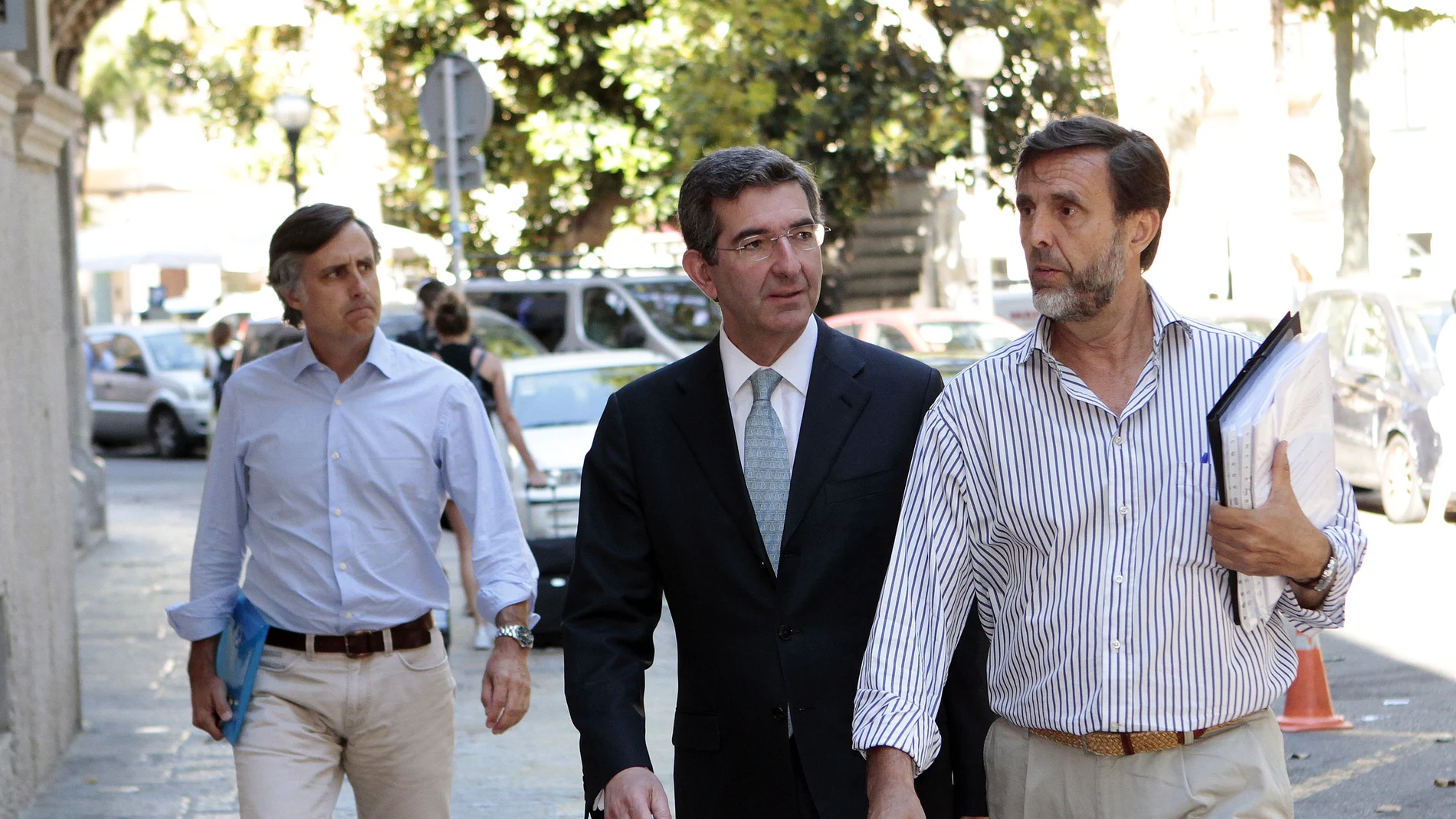 Zoilo Ruiz-Mateos, su abogado y su hermano Pablo Ruiz-Mateos a su llegada a la Audiencia de Palma el pasado lunes con motivo de la vista de medidas cautelares Zoilo Ruiz-Mateos, su abogado y su hermano Pablo Ruiz-Mateos a su llegada a la Audiencia de Palma el pasado lunes con motivo de la vista de medidas cautelares