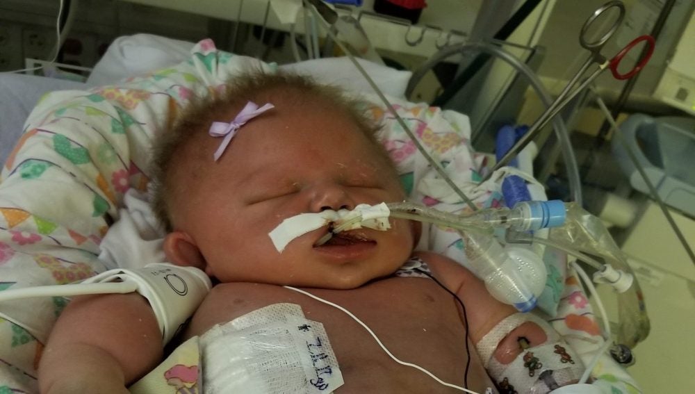 La pequeña Mariana intubada en el hospital