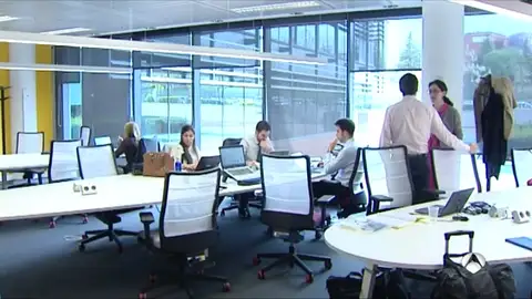 Oficina, gente trabajando Oficina, gente trabajando