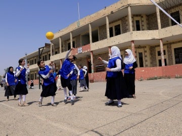 Las niñas juegan al volley en una escuela de Mosul