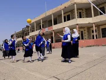 Las niñas juegan al volley en una escuela de Mosul Las niñas juegan al volley en una escuela de Mosul