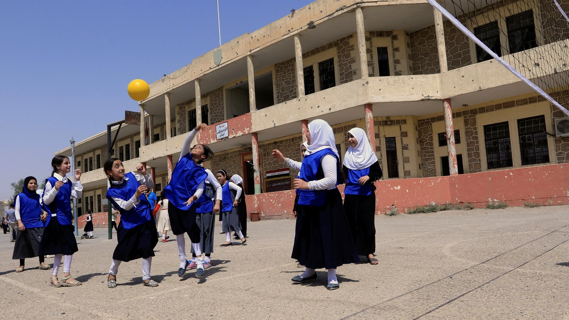 Las niñas juegan al volley en una escuela de Mosul Las niñas juegan al volley en una escuela de Mosul