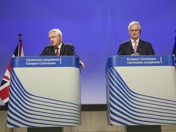 El ministro británico para la salida del Reino Unido de la UE, David Davis (izq), y el negociador comunitario, Michel Barnier (dcha) en la segunda ronda de negociaciones sobre el 'brexit'
