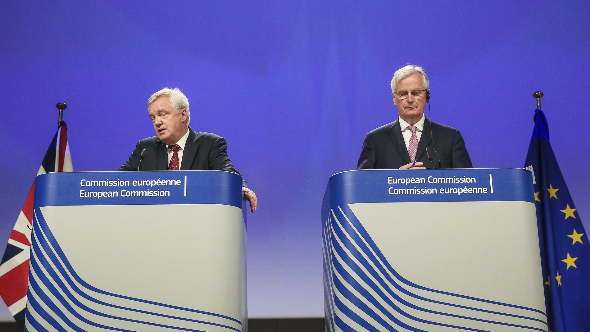 El ministro británico para la salida del Reino Unido de la UE, David Davis (izq), y el negociador comunitario, Michel Barnier (dcha) en la segunda ronda de negociaciones sobre el 'brexit' El ministro británico para la salida del Reino Unido de la UE, David Davis (izq), y el negociador comunitario, Michel Barnier (dcha) en la segunda ronda de negociaciones sobre el 'brexit'