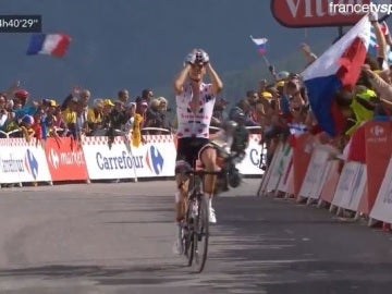Romain Barguil celebra su victoria de etapa en la cima del Izoard