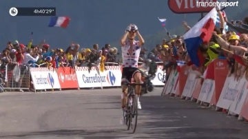 Romain Barguil celebra su victoria de etapa en la cima del Izoard