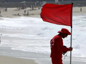 Bandera roja en la playa Bandera roja en la playa