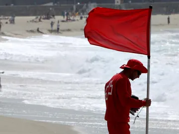 Bandera roja en la playa Bandera roja en la playa