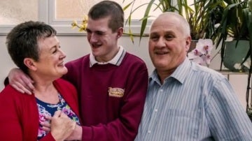 Liam Derbyshire junto a sus padres 