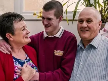 Liam Derbyshire junto a sus padres Liam Derbyshire junto a sus padres