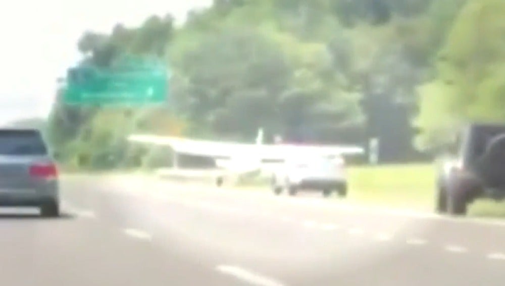 Avión aterriza en medio del tráfico en Long Island