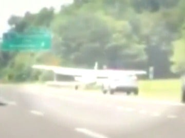 Avión aterriza en medio del tráfico en Long Island