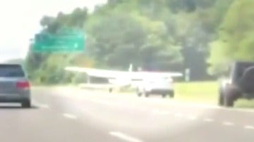 Avión aterriza en medio del tráfico en Long Island