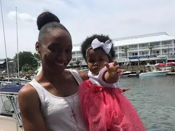 La madre DiJanelle Fowler junto a su hija Skylar La madre DiJanelle Fowler junto a su hija Skylar