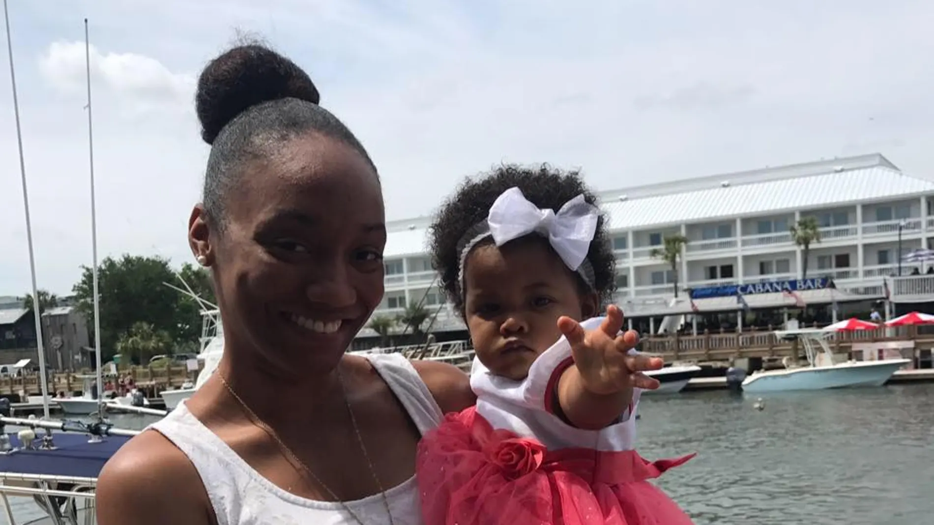 La madre DiJanelle Fowler junto a su hija Skylar La madre DiJanelle Fowler junto a su hija Skylar