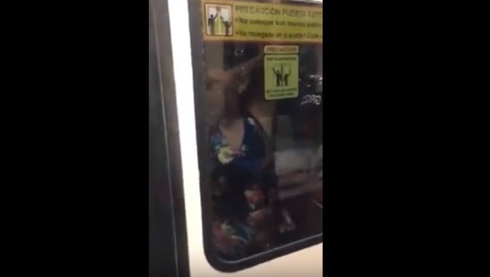 Mujer en el metro de México