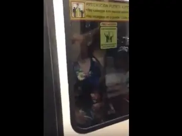 Mujer en el metro de México Mujer en el metro de México
