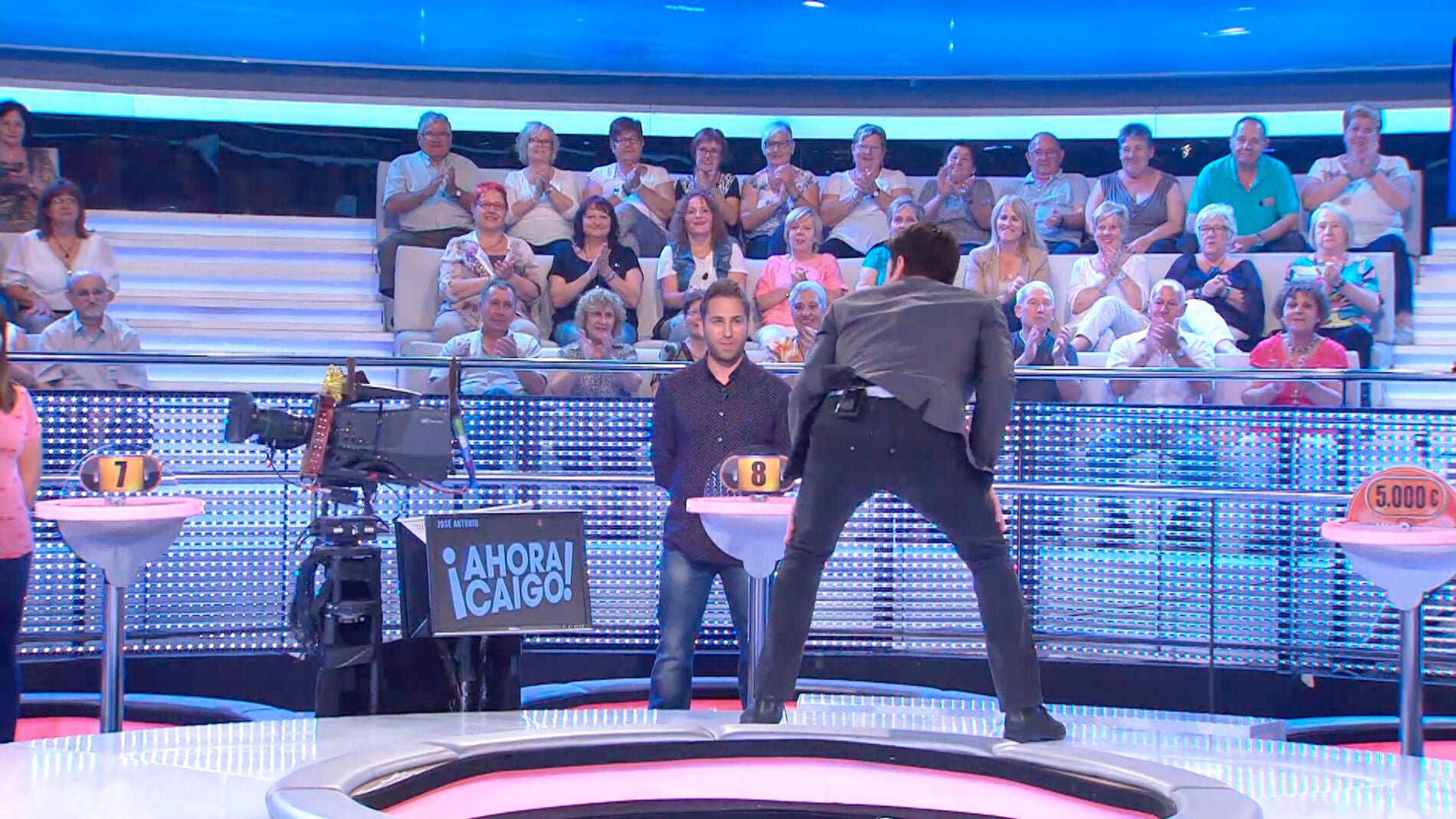 El sexy baile de Arturo Valls que ha vuelto loco al p&uacute;blico de '&iexcl;Ahora Caigo!'