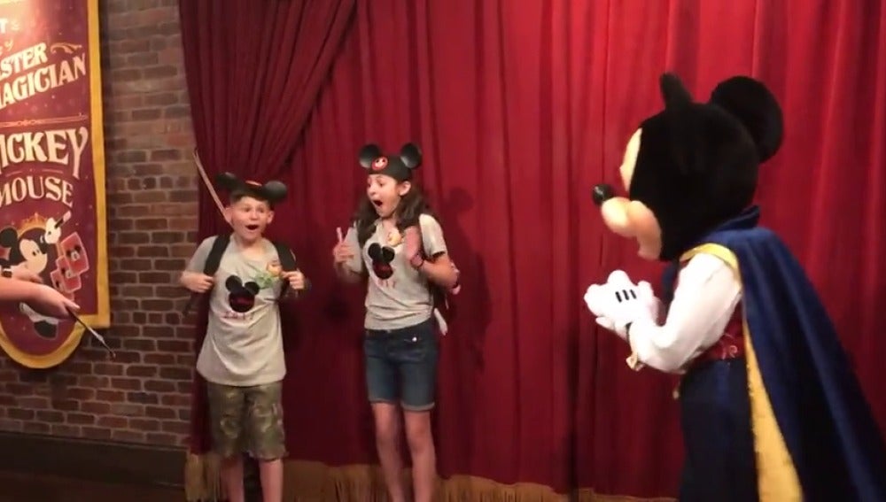 La emotiva reacción de dos hermanos cuando Mickey Mouse les informa de que van a ser adoptados