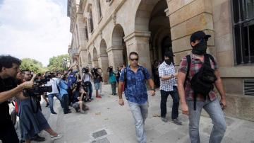  Agentes de la Guardia Civil a su salida de la sede de parlamento de Cataluña