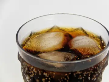 Imagen de un vaso de refresco con hielo Imagen de un vaso de refresco con hielo