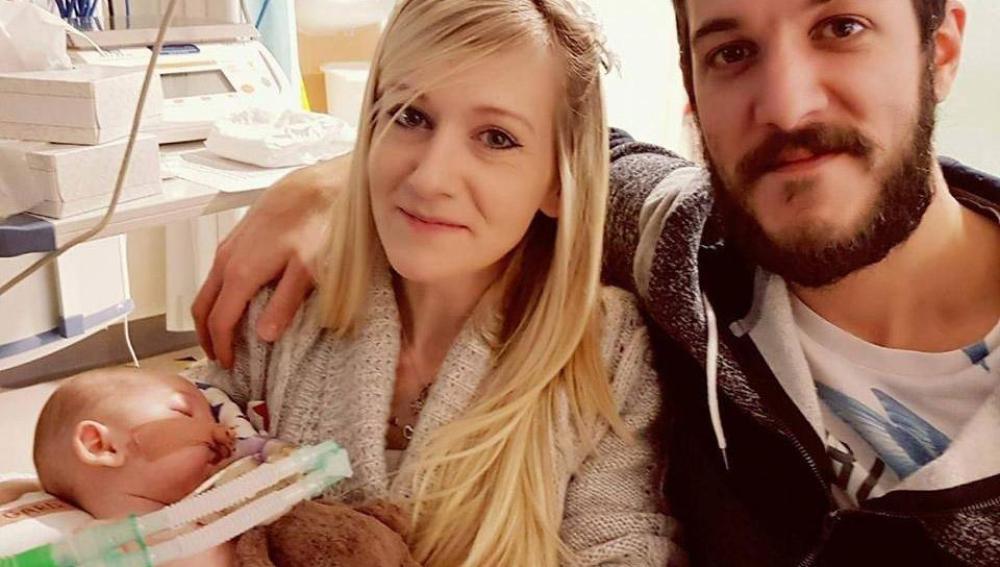 Charlie Gard, acompañado de sus padres